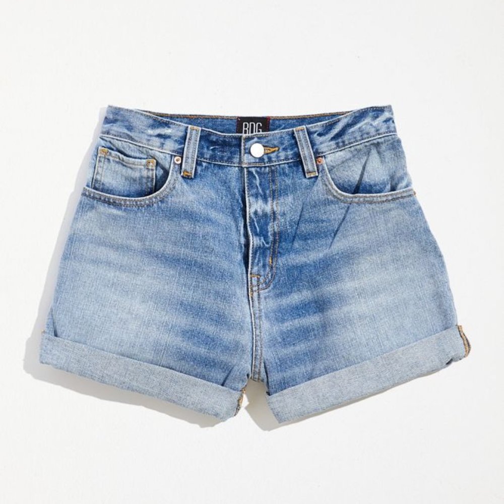 NWT UO High Rise Mom Jean Shorts - Light Wash - Picture 5 of 5